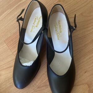 Illinois   dance shoe lightly worn size 8